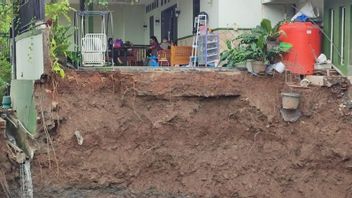 大雨导致Permata Puri Semarang Ambles Housing的道路深度为12米