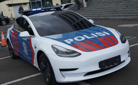 Menunggu Aksi Korlantas Polri di Jalanan dengan Mobil Mewah Tesla