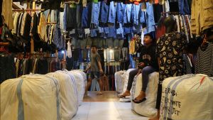 Floods Of Imported Products Make The Textile And Clothing Sector Become RI Beaten