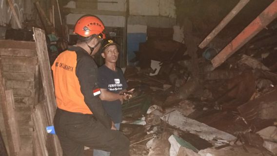 Tiga Rumah di Duren Sawit Rusak Tergerus Tanah Longsor