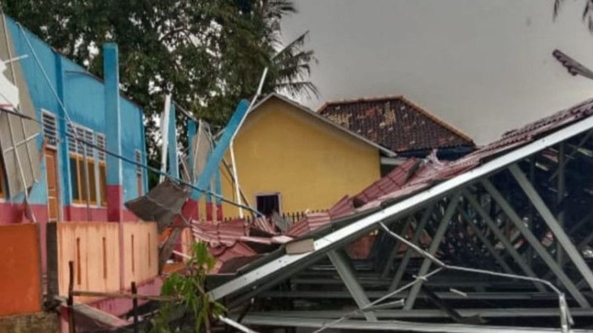 Bencana Angin Puting Beliung di Banyuasin Porak-porandakan Rumah dan Sekolah 