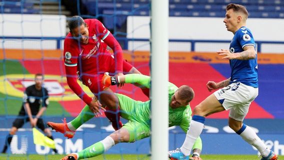 The Referee Admits That He Did Not Pay Pickford A Red Card After Van Dijk's Tackle