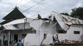テマングンの強風に襲われて被害を受けた8軒の家屋