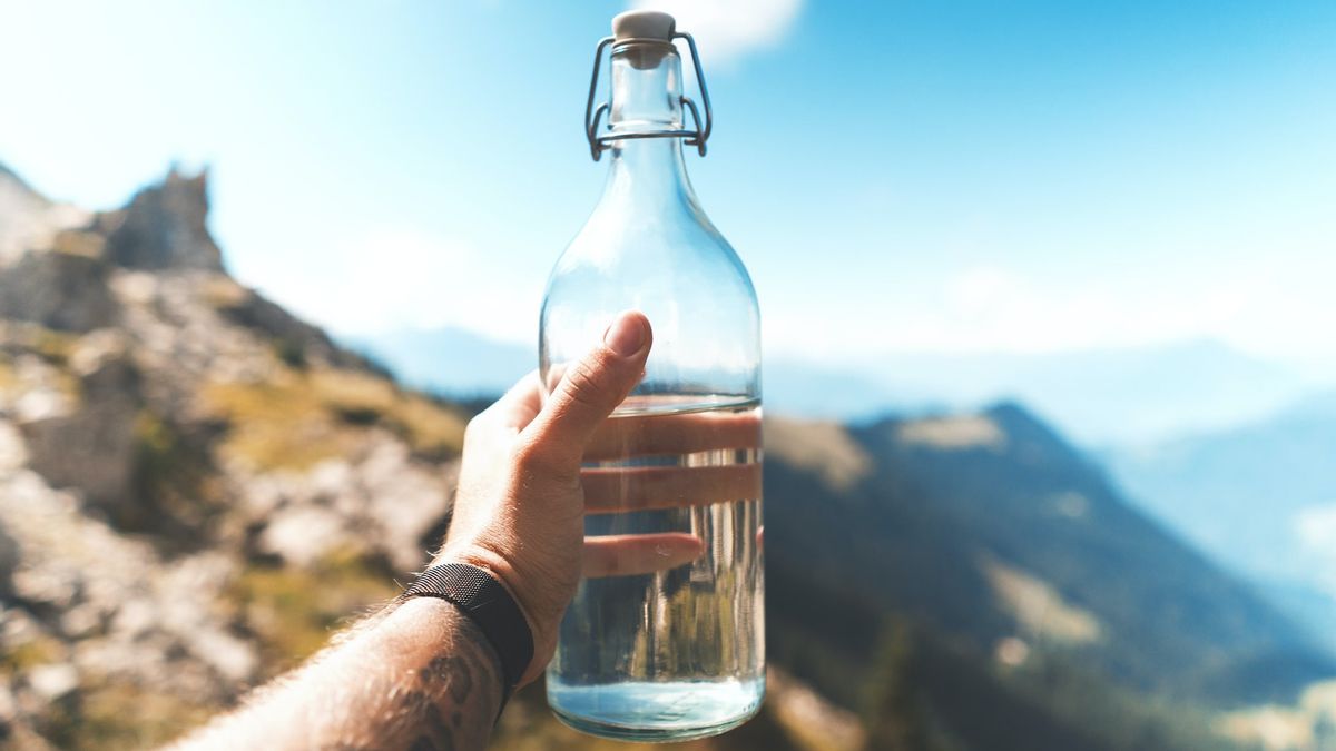 のどが渇いたときだけでなく、水を飲むのに最適な7つの時間を認識する