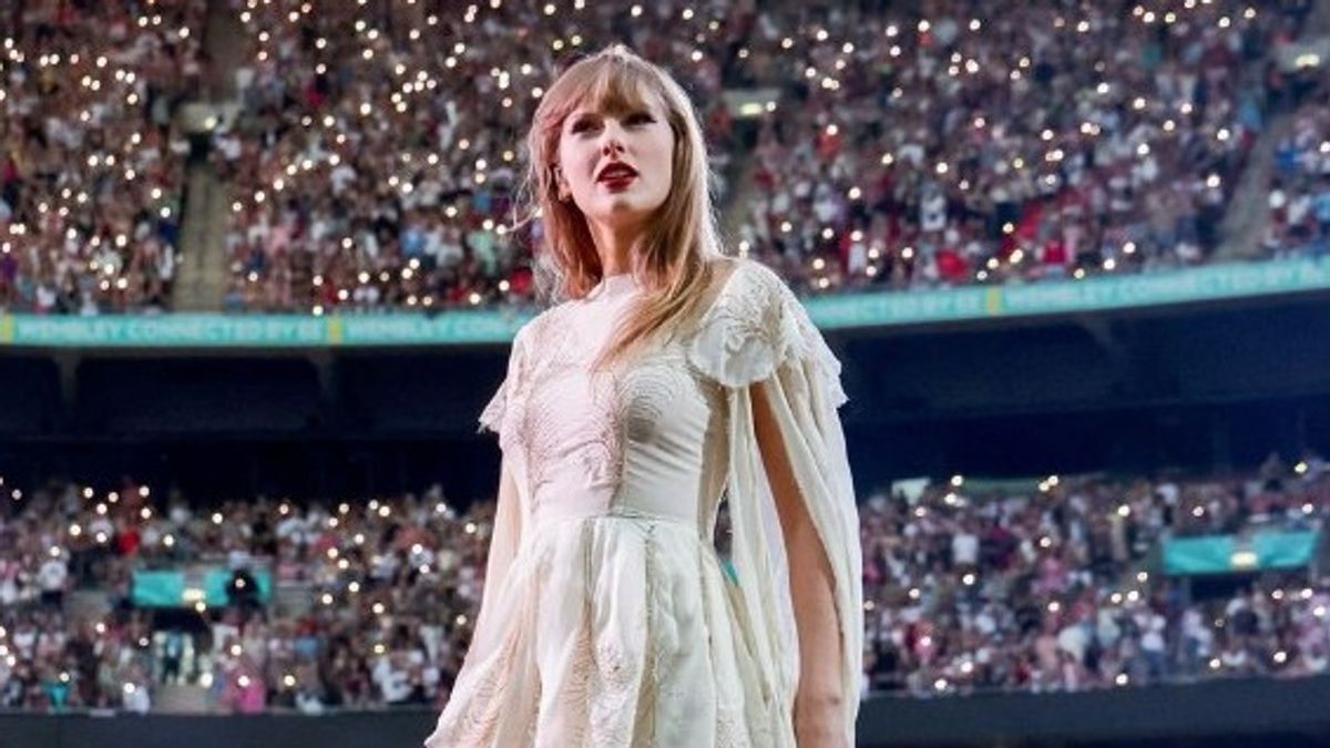 Taylor Swift Pamer Buket Bunga dari U2 Saat Gelar Konser di Dublin
