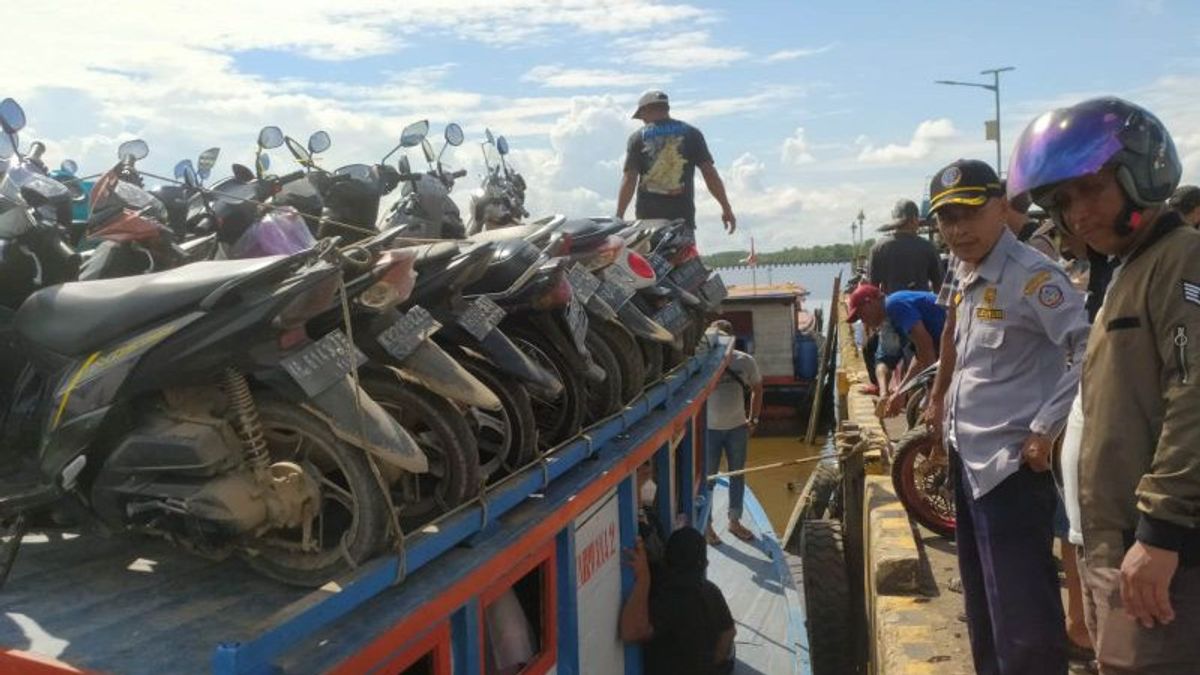 ميناء خليج باتانج ميمبيلوداك ، تدفق المسافرين إلى بونتياناك المهجورة