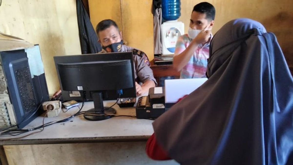 Rebuked By Karaoke Voices Disrupting Labor And Newborns, Owner Of A Warung In Padang Murka, Flushing Midwives With Hot Water