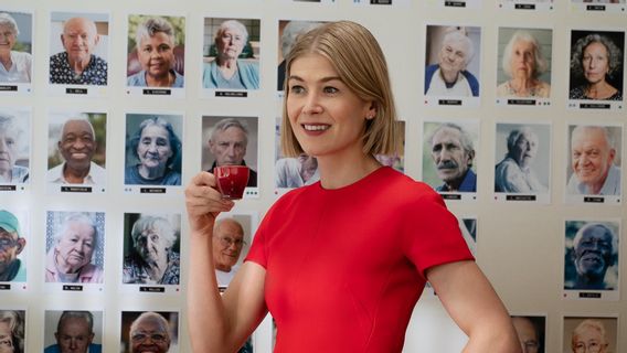 Netflix Rilis Trailer Film Terbaru Rosamund Pike, I Care A Lot