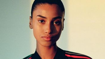 ادعموا المغرب في نصف النهائي في المجموع، عارضة الأزياء إيمان همام تؤدي في فيكتوريا سيكريت بيكيني أحمر