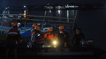当快艇在巴布亚亚彭沉没时，KRI 部署寻找失踪士兵