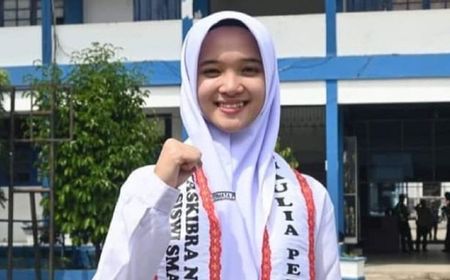 Ini Maulia Permata Putri, Siswi Cantik Asal SMAN 1 Solok Pembawa Baki Bendera HUT ke-79 RI di IKN