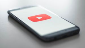 YouTubeビデオを見るときに文字起こし機能を使用する方法