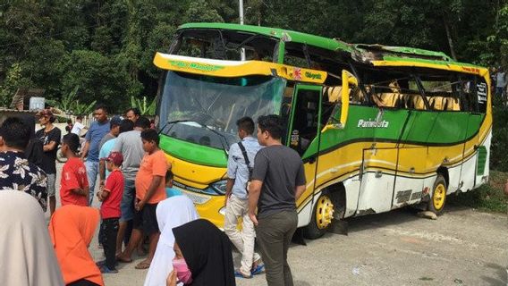 Bus Pariwisata Terbalik di Jalan Menuju Bukit Cinangkiak, Satu Balita Luka Berat