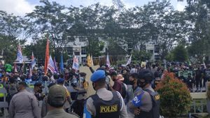 Aliansi Buruh Kalbar Demo tolak UU Cipta Kerja di Gedung DPRD