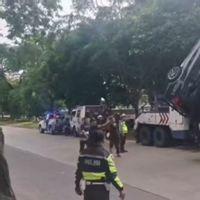 Toyota Calya Mendadak Hilang Kendali Hingga Tercebur Kali di Cengkareng
