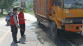 Prevent PMK, Gencar Police Spray Disinfektan At Sumbawa Port, NTB