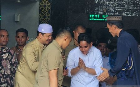 Gibran Sapa Warga di Kampung Mayangsari Semarang, Bagikan Susu dan Alat Tulis ke Siswa SD