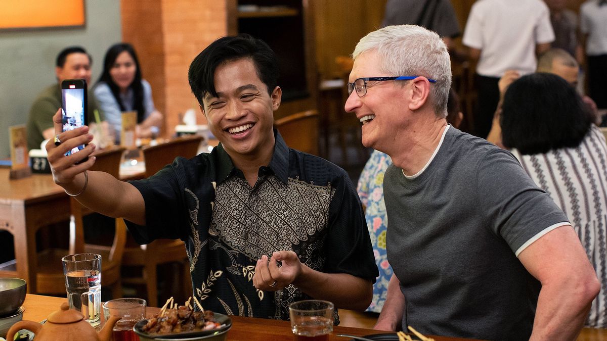 Tim Cook Arrives In Indonesia Early Than Schedule, Appears At Traditional Nunanese Restaurants