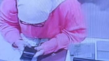 病毒式的Hijab Ubah女子交易证据在PIM 2 Jaksel购物时,警察取下手