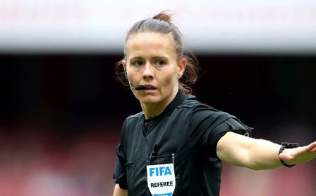 Rebecca Welch Cetak Sejarah Sebagai Wasit Wanita Pertama  di Liga Primer Inggris