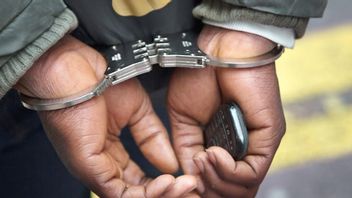 اضطهاد ضباط الأمن، اعتقال اثنين من المسلحين بيكاسي بريمان من قبل الشرطة