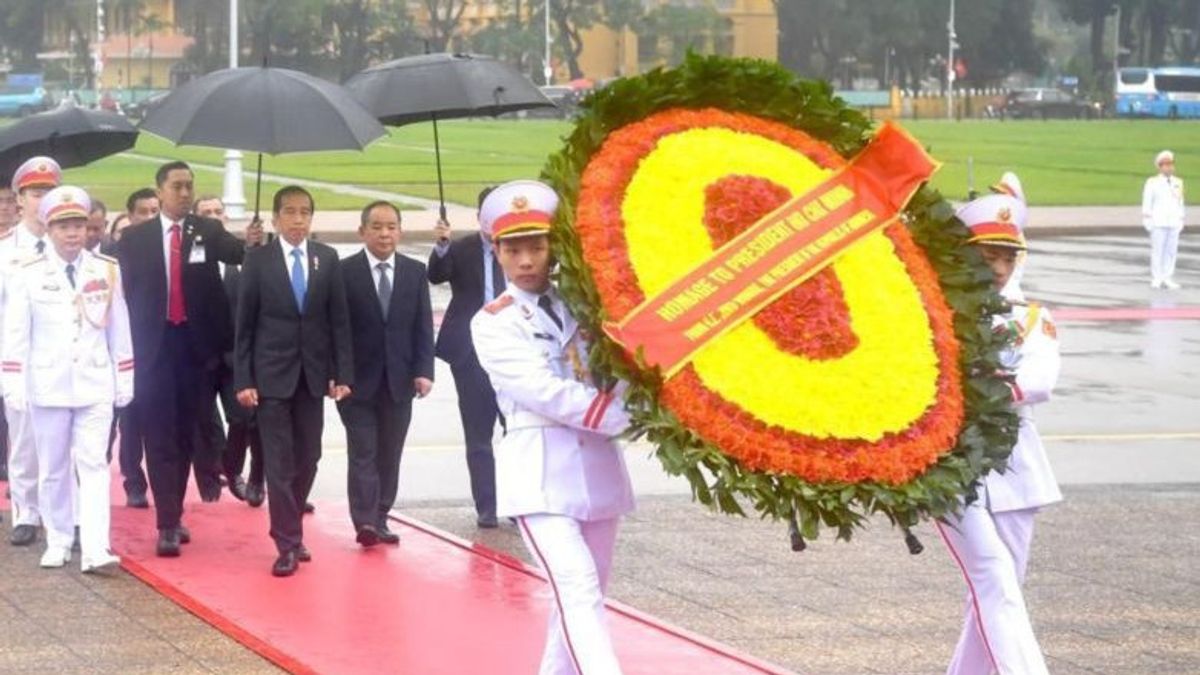 Jokowi Kunjungi Monumen Pahlawan dan Mausoleum Ho Chi Minh di Hanoi