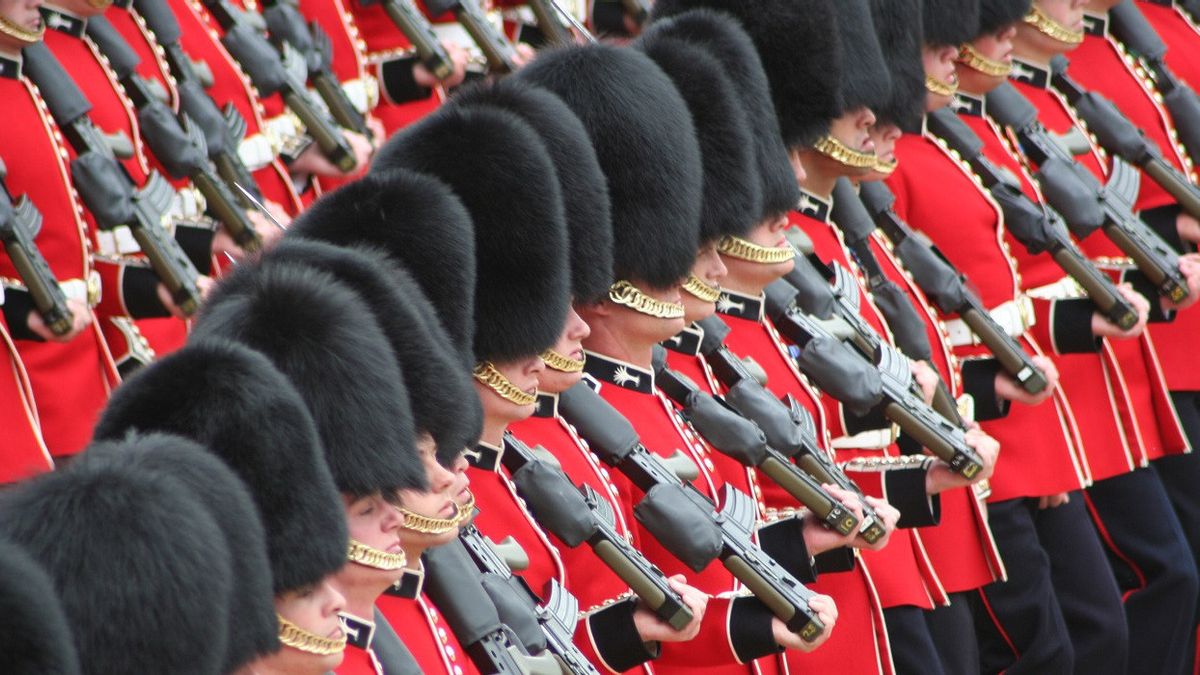 ليس كل الأعضاء من الذكور ، قوات الحرس النخبة الملكة إليزابيث الثانية ستغير تسمية رجال الحرس؟