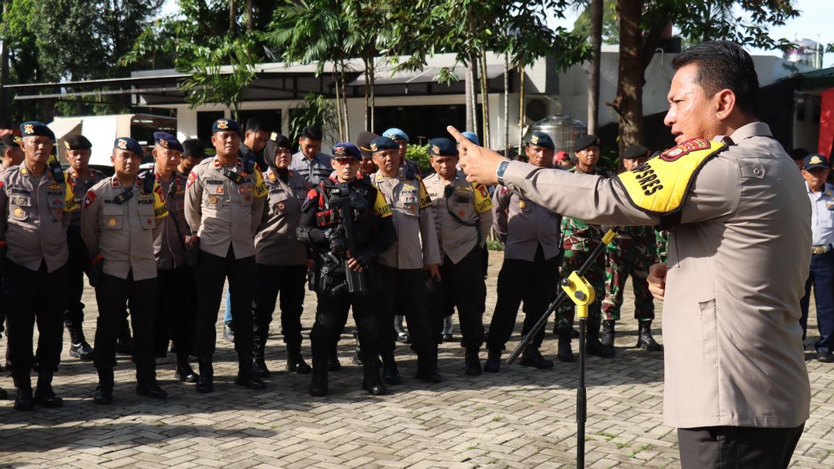 今天,印度尼西亚共和国众议院(DPR RI)大楼警卫队的1,489名联合人员面对抗议者