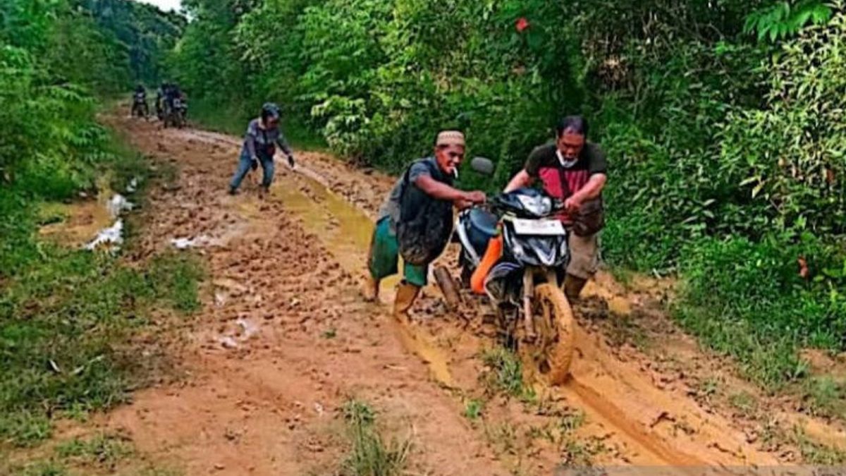 Jalan Rusak dan Berlumpur, Ratusan Warga di Kecamatan Bongan Kutai Barat Mengaku Sangat Kesulitan