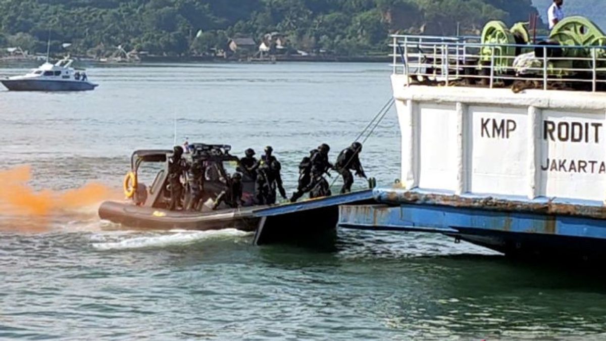 時制！武装海賊人質MotoGP物流船マンダリカ、「密かに」警察TNIの人員が救助を実行します