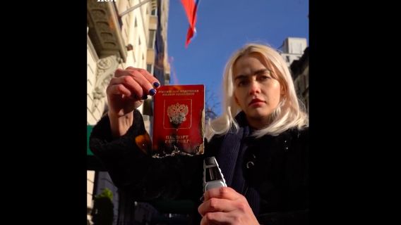Olive Allen Bakar Paspor Rusia, Videonya Dijadikan NFT untuk Bantu Rakyat Ukraina