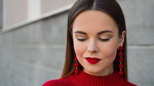 <i>Ladies</i>, Ternyata Ini Rahasia agar Pemakaian Lipstik Merah Bisa Awet di Bibir