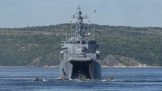 トルコ海峡を渡り、黒海に向かう途中のロシア海軍の6隻の上陸艦