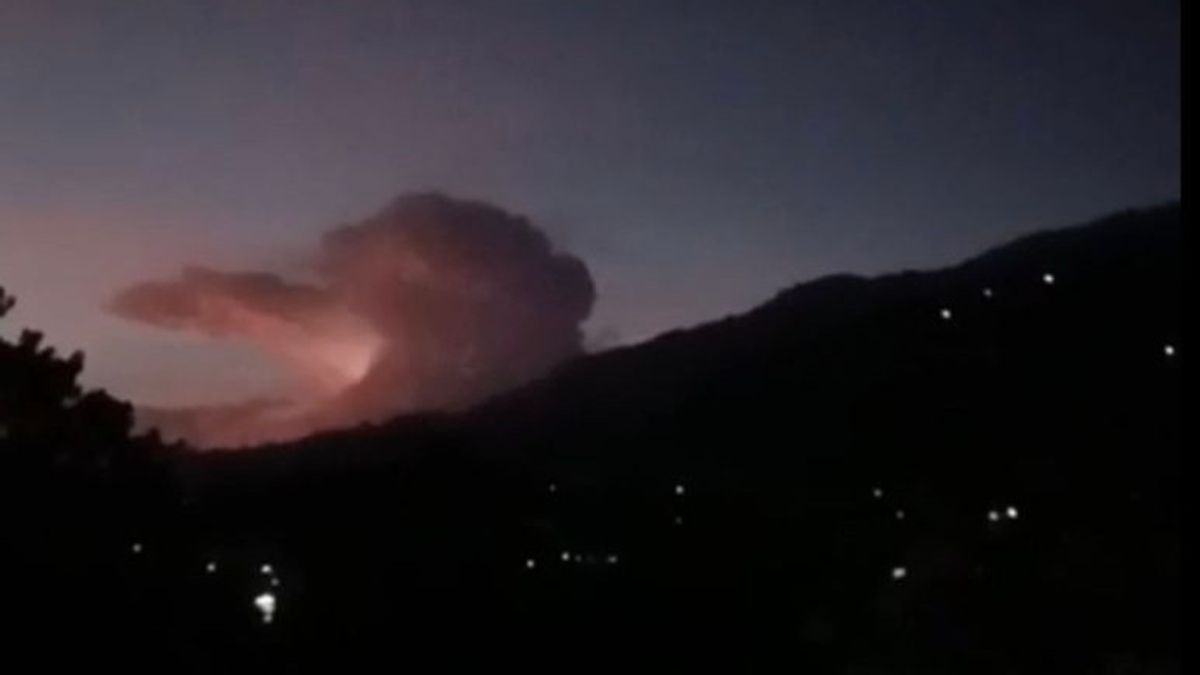 ليست علامة ثوران البركان ، البرق الضوئي على جبل غونتور وبابانايان للظواهر الطبيعية العادية