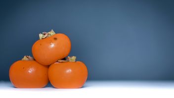 How to Eat Soft Kesemek Fruit So It Doesn't Break