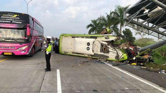 Bus Accident On Surabaya-Mojokerto Toll Road, 12 People Taken To Hospital