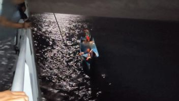 救助隊は南ハルマヘラの海域に打ち上げられた漁師を救出