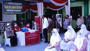 Didampingi Kapolri Jenderal Listyo, Presiden Jokowi Tinjau Vaksinasi Ponpes di Jatim, Kalteng, dan NTB