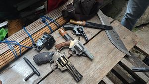 Markas Pelaku Curanmor di Matraman Digerebek Polisi, Ditemukan Senpi, Pisau dan Belasan Motor