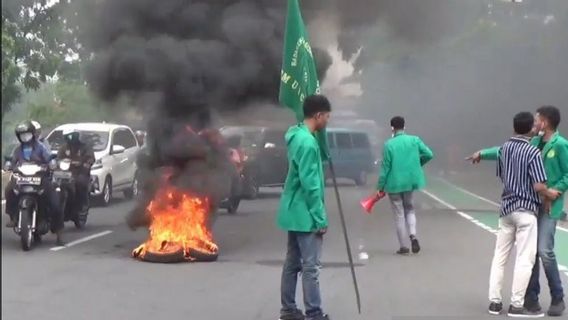 Demo Tolak UU Cipta Kerja di Jakarta Timur, Mahasiswa Bakar Ban