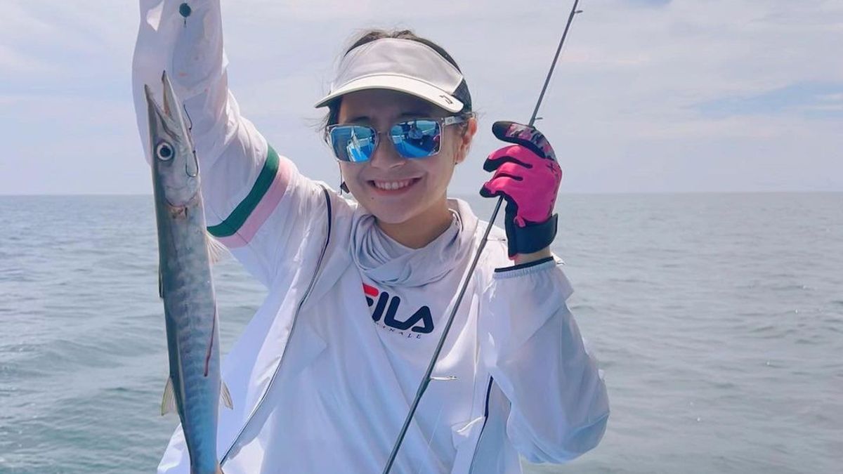 Tired Of Meeting Many People During Eid, Prilly Latuconsina Chooses Fishing For Relaxation