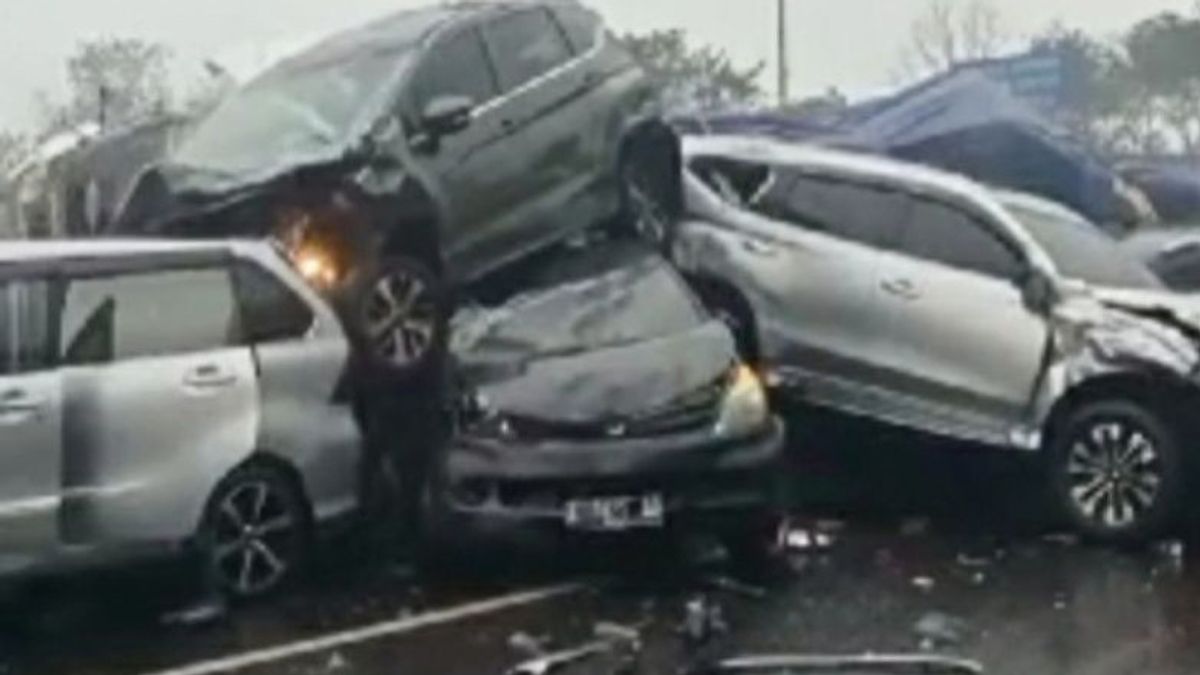 Tabrakan Beruntun di Tol Cipularang: 1 Orang Tewas, 8 Lainnya Terluka 