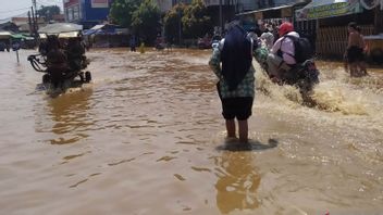 Heavy Rain Causes Floods In Bandung Regency And Cuts Main Road In Dayeuhkolot