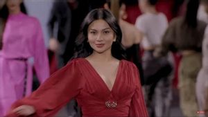 5 Foto Ariel Tatum di Paris Fashion Week, Tampil Anggun Bergaun Merah