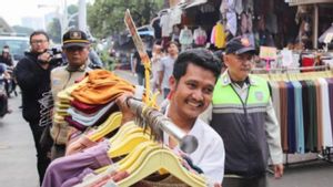Dianggap Mengganggu, Satpol PP Tertibkan PKL dan Parkir Liar di Jalur Transjakarta Halte Tanah Abang 2