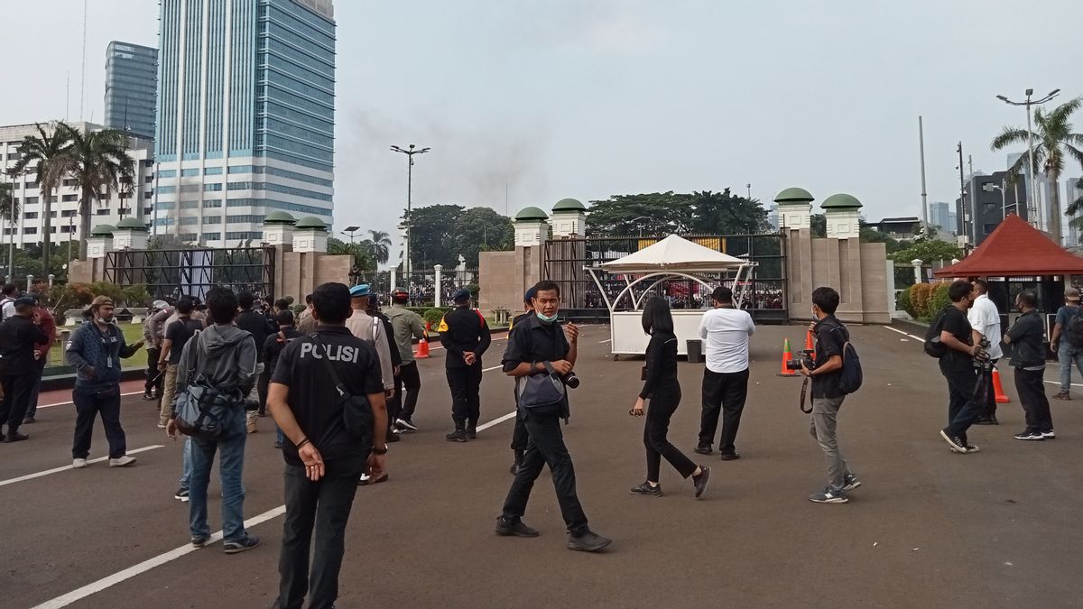 Chaos! Mass Action Throws Stones At House of Representatives Building
