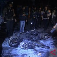 警察争吵在望加锡燃烧摩托车