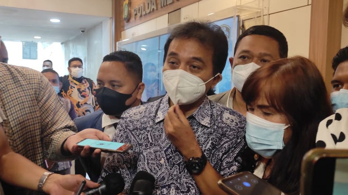 La Police Enquête Pendant Des Heures, Roy Suryo Explique Le Téléchargement Offensif De Lucky Alamsyah 