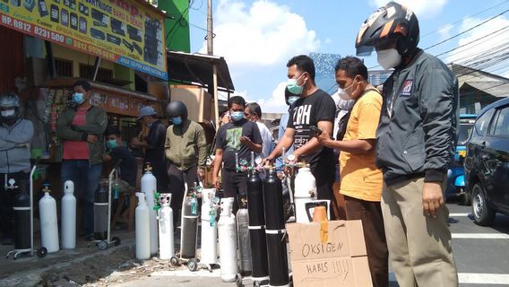 Les Résidents Font La Queue Pour Remplir Les Bouteilles D’oxygène Dans Le Sud De Jakarta