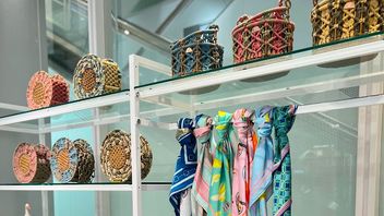 ジャカルタから東京まで、ニラ・バハルディン・メジェン・デザイナーのリサイクルバッグコレクション(日本)